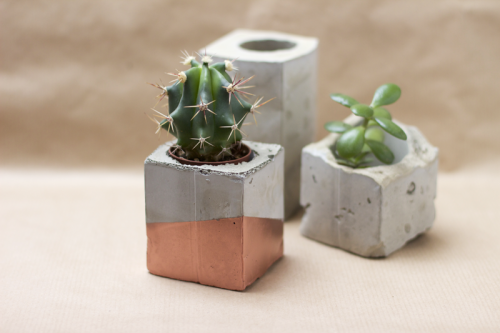 diy-spray-painted-concrete-planters-1-500x333