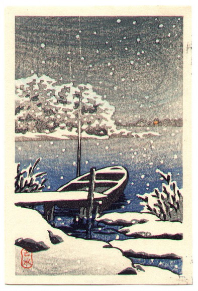 BÅT PÅ EN SNØFYLT DAG: Vi tar med ett bilde til av Hasui Kawase, også dette med et nedsnødd landskap i vakre, enkle farger. Bildet er enkelt nok kalt for "Båt på en snøfylt dag".