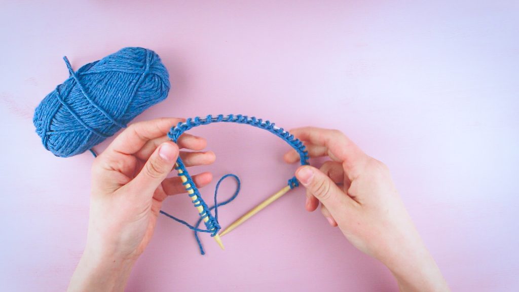 To hender viser hvordan man legger opp strikketøyet.