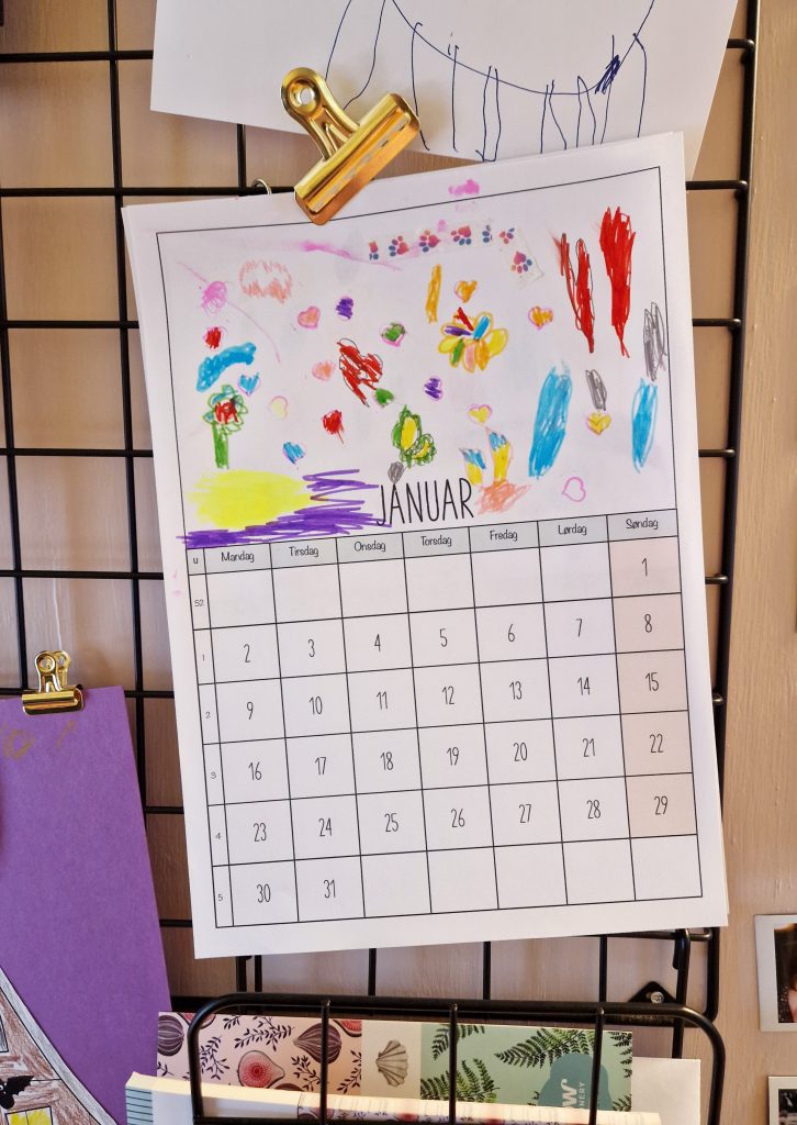 Kalender med måneden januar, fargelagt av et barn.