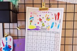 Kalender dekorert av et barn, med sterke farger og mønstre.