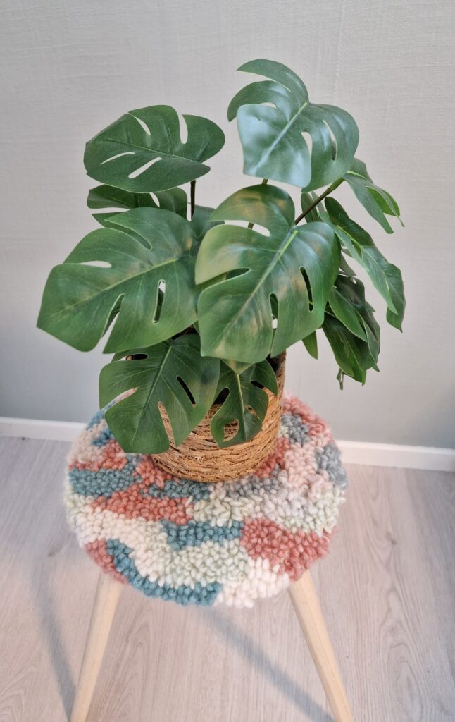 Skammel med plante på.