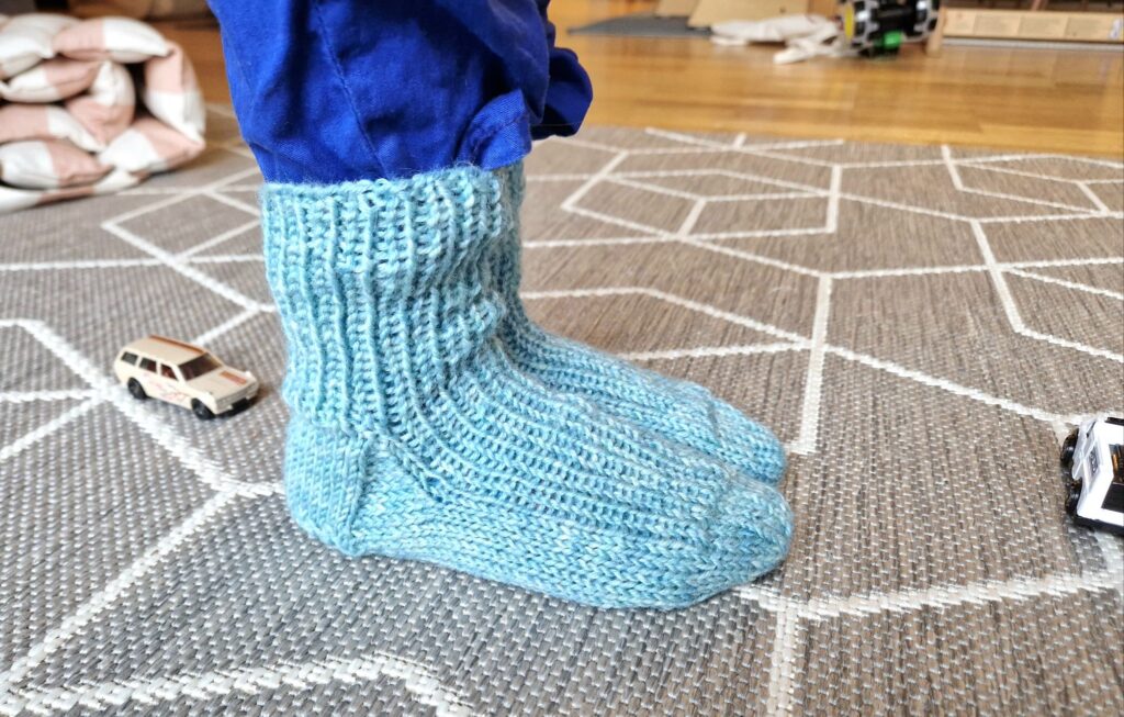 Blå sokker på små føtter.